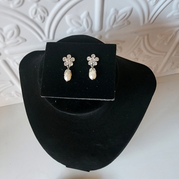 3 for $15 - Vintage Avon- Silvertone Faux Pearl Drop Clip Earrings - Picture 3 of 6